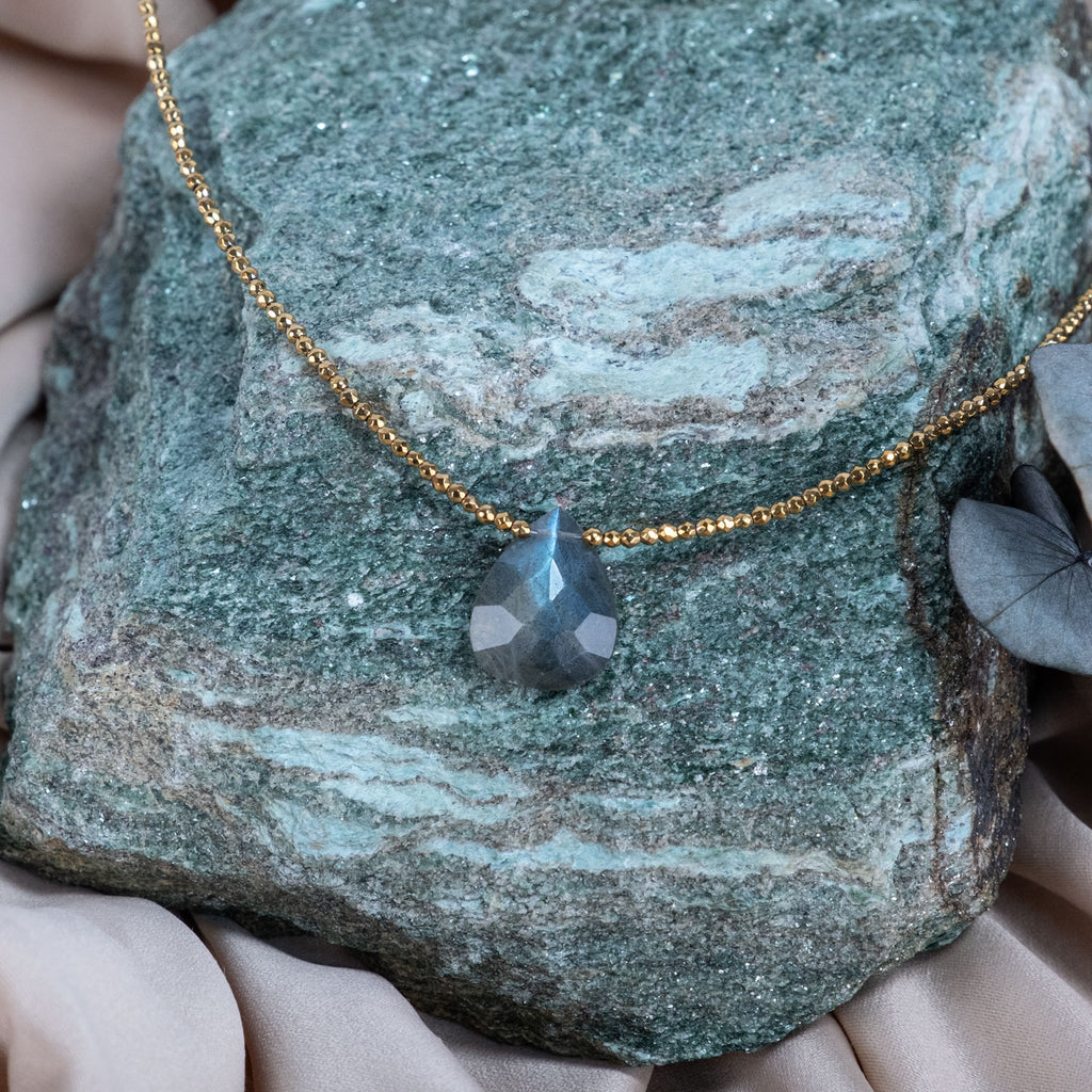Hidden Light – Labradorite Necklace