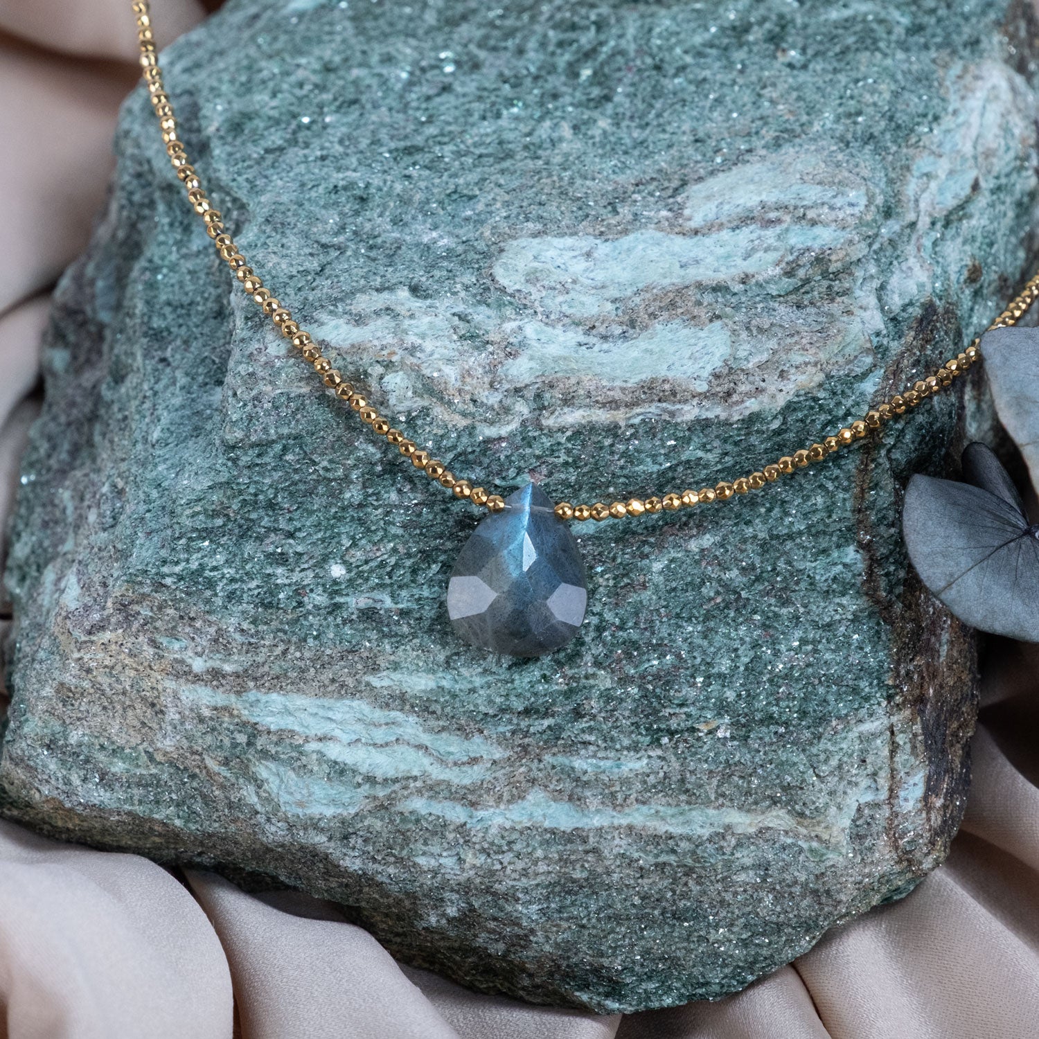 Hidden Light – Labradorite Necklace